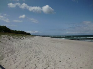 På stranden og solsenger