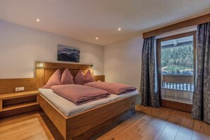 8 bedrooms, in-room safe, iron/ironing board, travel cot