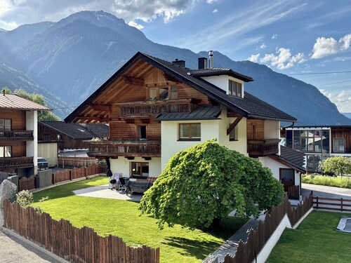 Large vacation home for up to 18 people with open-plan living and dining area