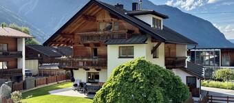 Large vacation home for up to 18 people with open-plan living and dining area