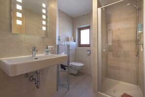 Baignoire, articles de toilette écologiques, sèche-cheveux