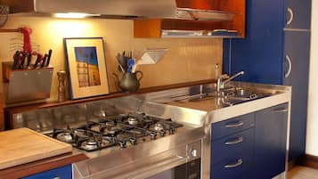 Kylskåp, ugn, spishäll och diskmaskin