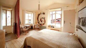 3 bedrooms, in-room safe, iron/ironing board, free WiFi