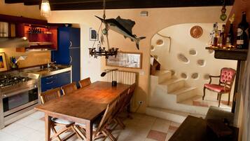 Kylskåp, ugn, spishäll och diskmaskin