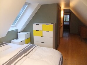 3 habitaciones, tabla de planchar con plancha y cuna de viaje