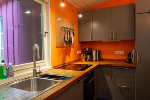 Frigorifero, forno, piano cottura, lavastoviglie