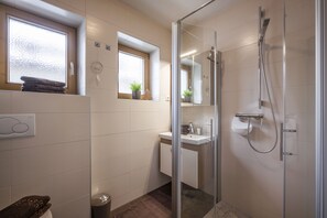 Shower, hair dryer - New apartment for 4-9 people, close to ski areas, ideal starting point for hikes (Aschau im Zillertal)