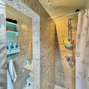 Douche, sèche-cheveux, serviettes fournies