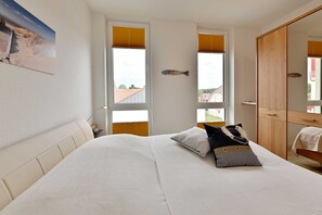 2 bedrooms, travel crib, WiFi