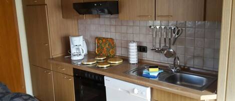 KĂŒhlschrank, Ofen, GeschirrspĂŒler, Hochstuhl