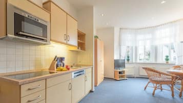 Kühlschrank, Mikrowelle, Geschirrspüler, Hochstuhl
