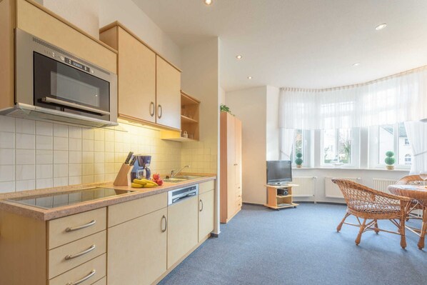 Kühlschrank, Mikrowelle, Geschirrspüler, Hochstuhl