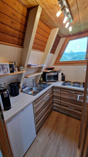 Kühlschrank, Ofen, Herdplatte, Wasserkocher mit Kaffee-/Teezubehör