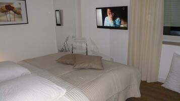 2 Schlafzimmer, Zimmersafe, Schreibtisch, Bügeleisen/Bügelbrett