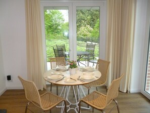 Dining - 5*-Comfort-FeWo, 85m²-new building, 6 pers., HH-South, forest and heath, child-friendly! (Rosengarten-Vahrendorf)