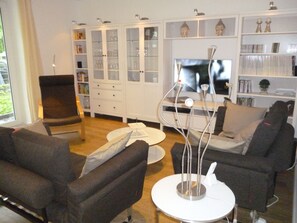 TV connectée, lecteur de DVD, livres, médiathèque