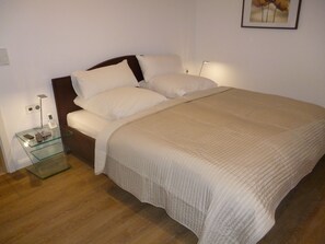2 bedrooms, in-room safe, desk, iron/ironing board