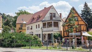Ein traditionelles europäisches Gebäude mit einem Balkon und einem Schild, das es als Museum kennzeichnet.