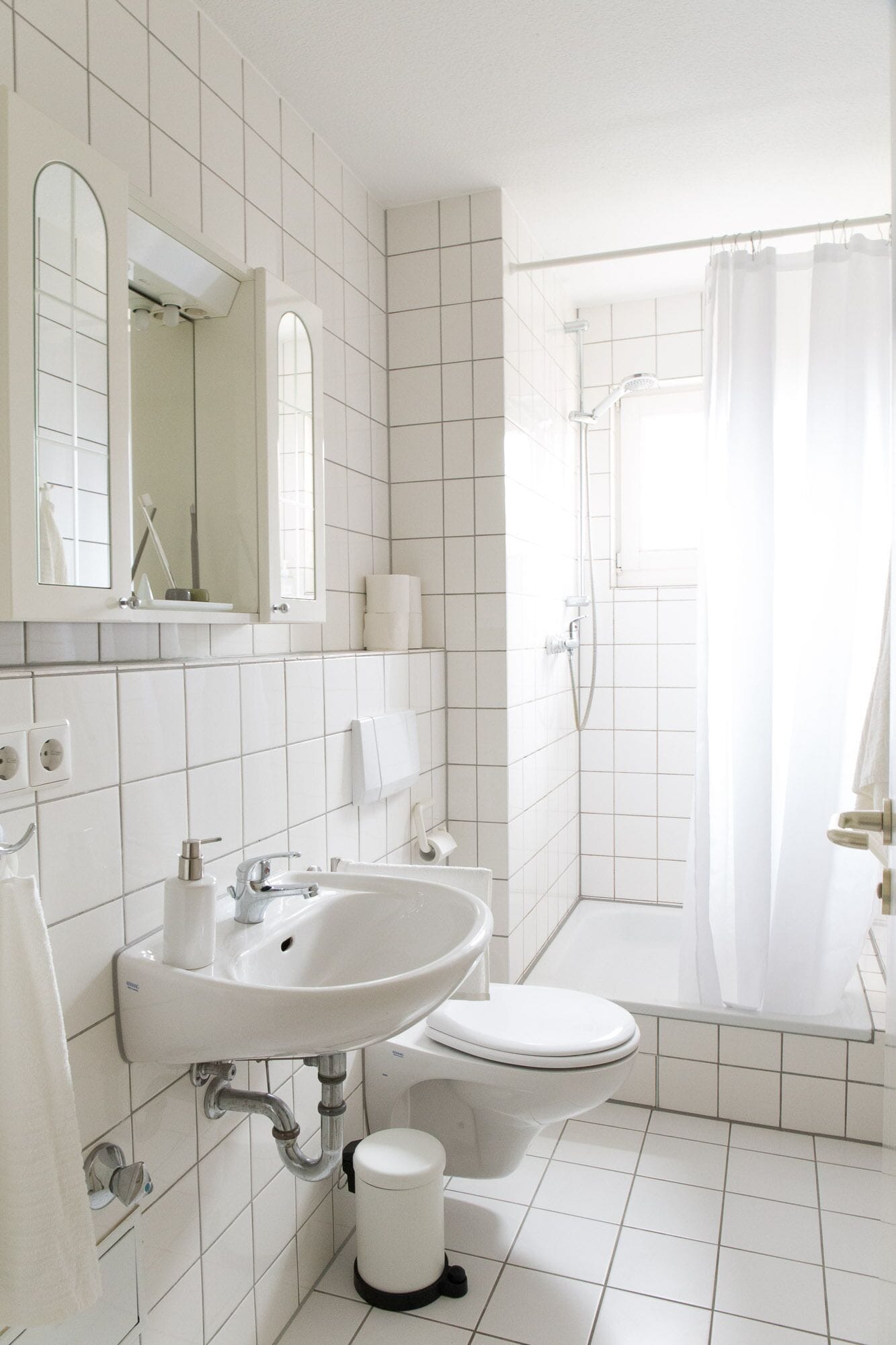 Douche, sèche-cheveux, serviettes fournies, savon