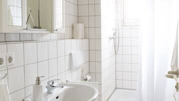 Douche, sĂšche-cheveux, serviettes fournies, savon