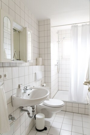 Dusj, hårføner, håndklær og såpe