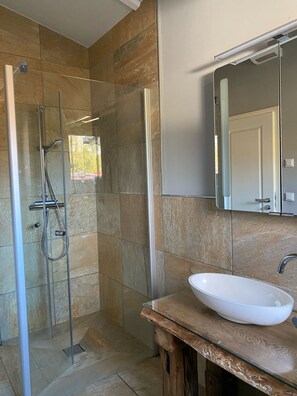 Dusch, hårtork, handdukar och toalettpapper