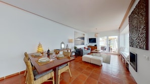 Smart TV, fireplace, books, stereo