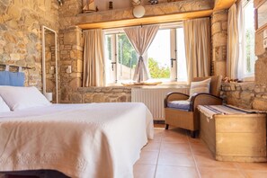 3 chambres, bureau, fer et planche à repasser, lit parapluie