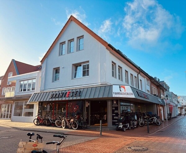 A building with a sign reading 'Fahrradverein' and bicycles parked outside. - Schmidt-each other apartment 9 (Norderney)