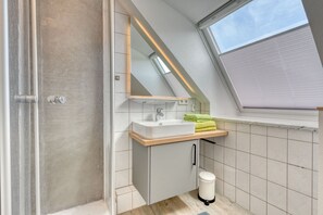 Dusche, Haartrockner, Handtücher