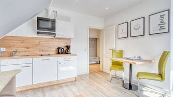 KĂŒhlschrank, Mikrowelle, Herdplatte, GeschirrspĂŒler