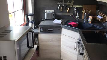 Kühlschrank, Mikrowelle, Ofen, Herdplatte