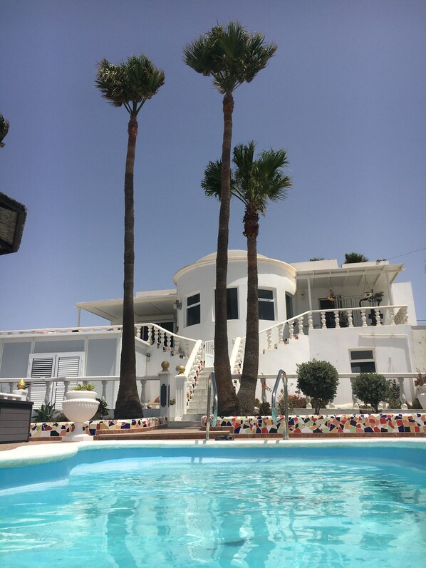 Outdoor pool, a heated pool - Offer May to June 100,-€ per night for 2 persons (Güime)