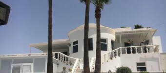 Fra flyplassen mot yaiza ca 200 meter til høyre første gate på høyre Miramar 26.