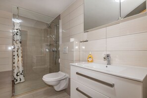Ensemble douche/baignoire, sèche-cheveux, bidet, serviettes fournies
