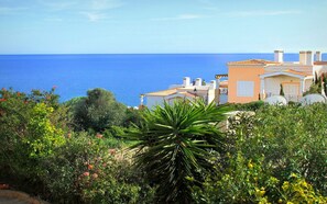 Ein Küsteneigentum mit mediterranem Baustil, mit Terrakotta-Dächern und weißen Wänden.
