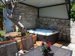 Outdoor spa tub - Summer offer/holiday home Mara in stone/near the sea/quiet place/outdoor whirlpool (Rakalj)