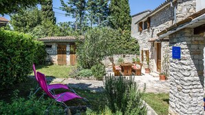 Un bâtiment en pierre sur lequel est apposée une enseigne indiquant une note de quatre étoiles.