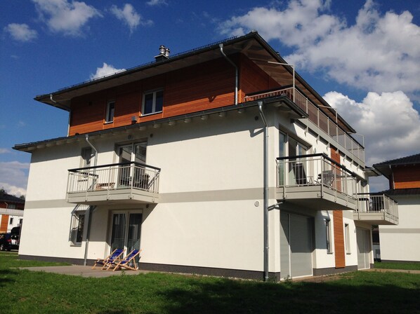 Un immeuble de deux étages doté d’un balcon au dernier étage.