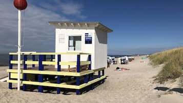 Una spiaggia nelle vicinanze, lettini da mare