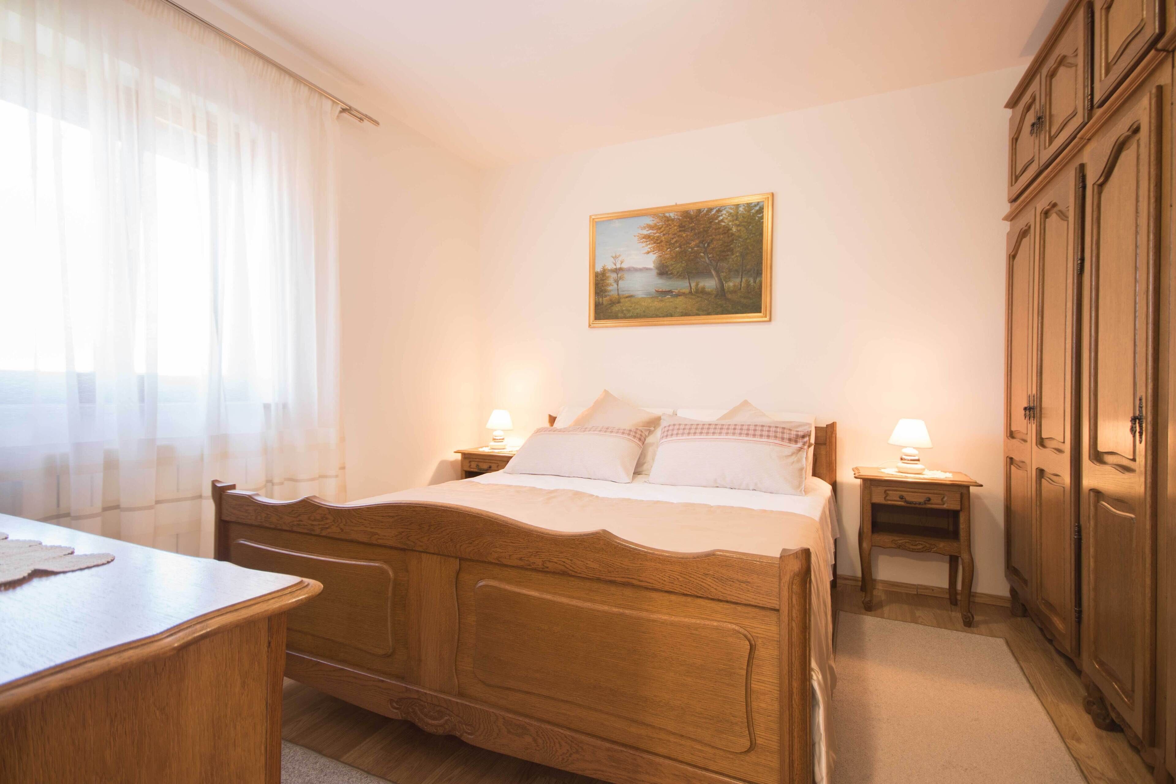 2 makuuhuonetta, silitysrauta/-lauta, vauvan matkasänky, ilmainen Wi-Fi