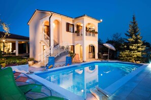 Outdoor pool - A luxurious house in a quiet village near the sea (Labin)