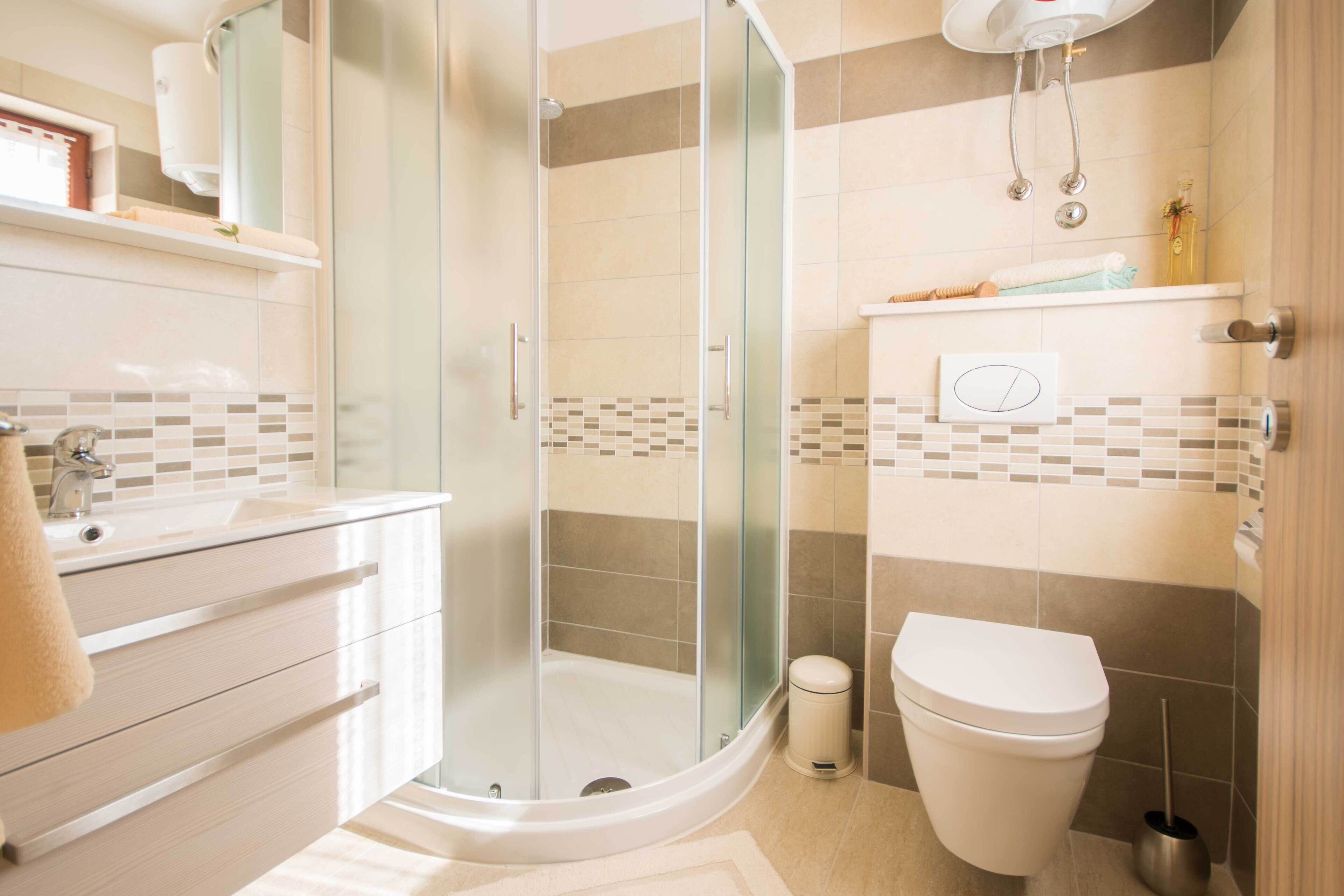 Douche, séchoir à cheveux, bidet, serviettes fournies