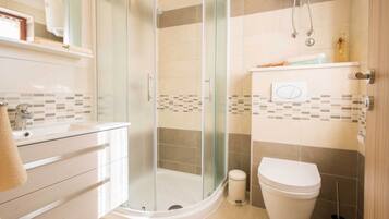 Douche, séchoir à cheveux, bidet, serviettes fournies