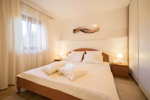 2 bedrooms, iron/ironing board, travel crib, free WiFi - A luxurious house in a quiet village near the sea (Labin)