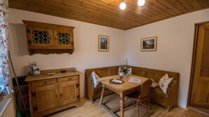 A wooden dining area with a bench, a table, and a cabinet. - Apartment with terrace, in the heart of the Elbe Sandstone Mountains, ideal for hiking (Bad Schandau)