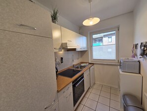 Kjøleskap, mikrobølgeovn, ovn og kokeplater