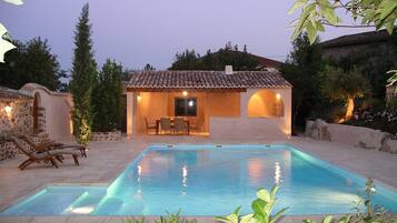 Piscina all'aperto, una piscina riscaldata