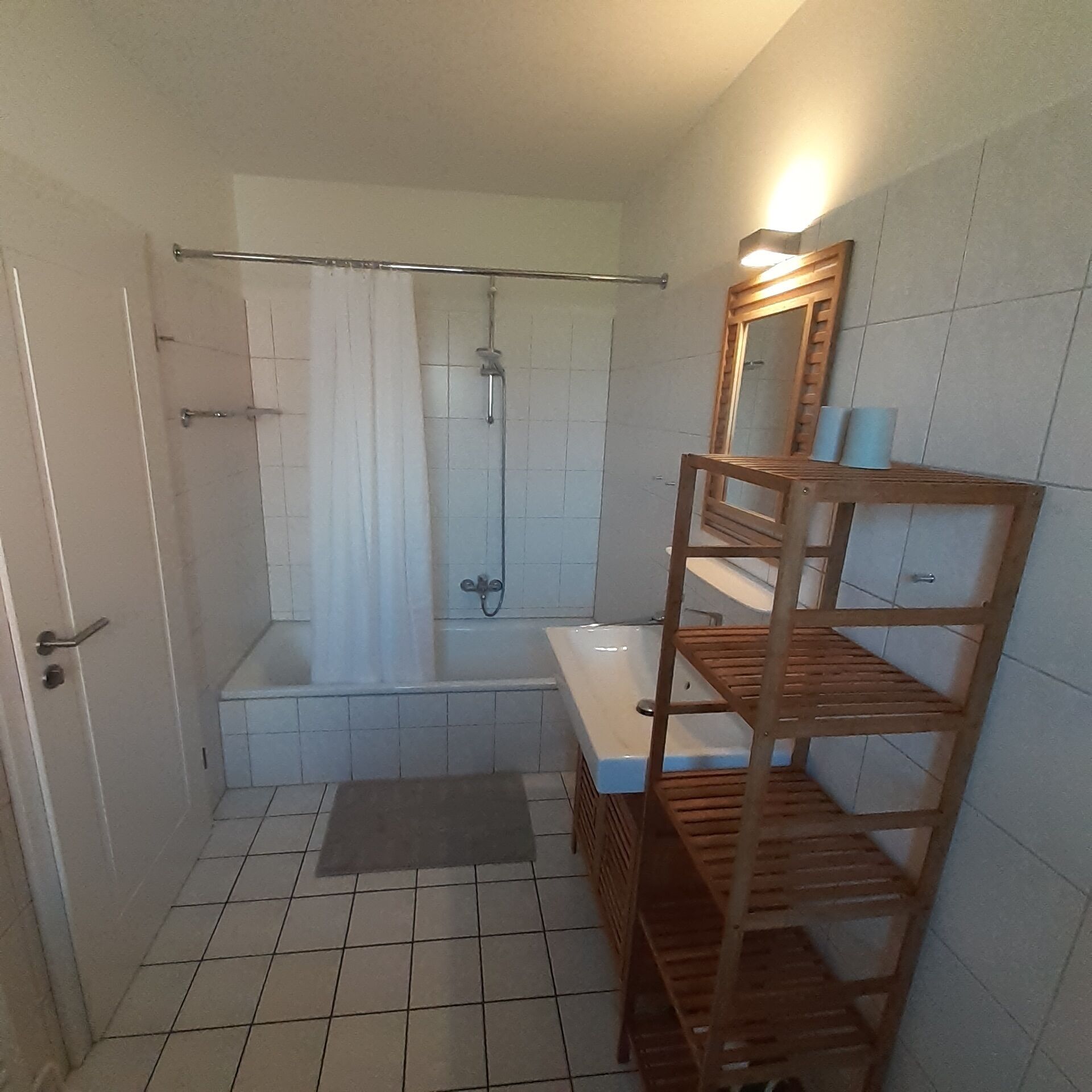 Ensemble douche/baignoire, sèche-cheveux, papier toilette