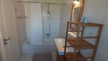 Ensemble douche/baignoire, sèche-cheveux, papier toilette